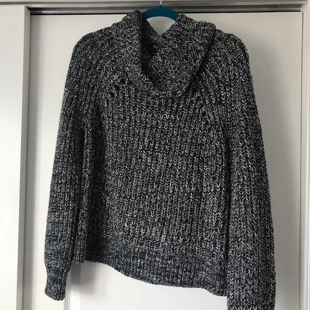 Black/white sweater Kendall & Kylie Pacsun